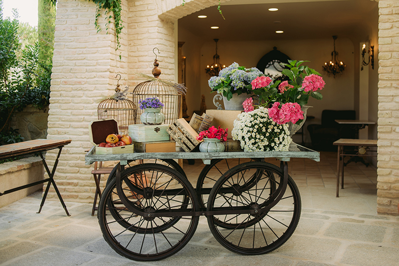 Carro con flores para eventos y bodas reuniones de empresa en el cigarral de las mercedes toledo cerca de madrid