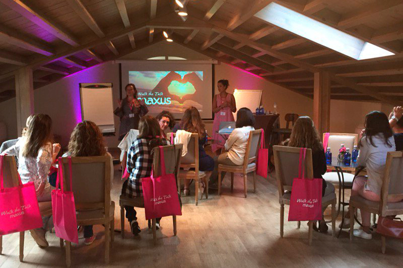 Reunión brainstorming con música e iluminación corporativa reuniones de empresa en el cigarral de las mercedes toledo cerca de madrid